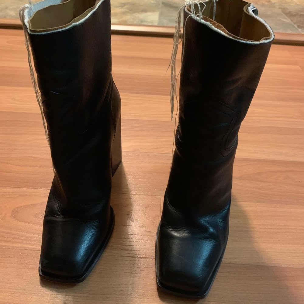 Saint Laurent Toscano Volanato Leather Boot in Black. Excellent condition. Sz 37